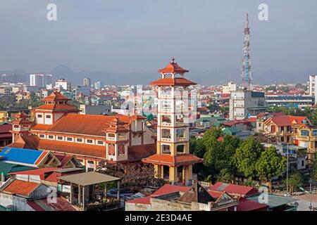 Pagoda e tempio nella città di Ninh Binh nel Delta del fiume Rosso del Vietnam settentrionale Foto Stock