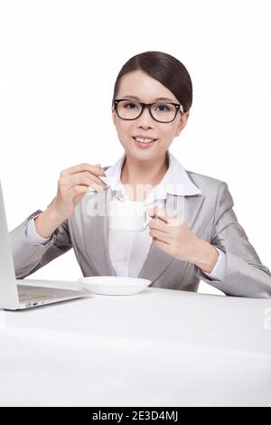 Ritratto di giovani donne d'affari che tengono una tazza di caffè di alta qualità foto Foto Stock