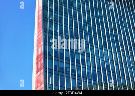 Londra, Regno Unito - 02 febbraio 2019: Finestre rettangolari regolari sul Nova Building - moderna architettura in vetro e acciaio progettata da Benson Foto Stock