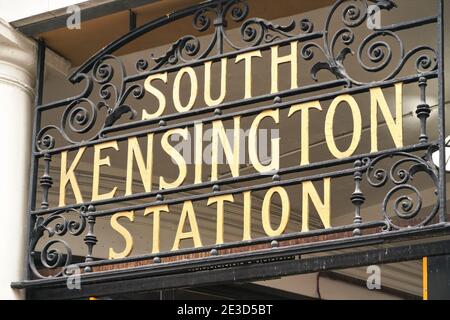 Cartello della stazione di South Kensington all'entrata della metropolitana di Londra stazione Foto Stock