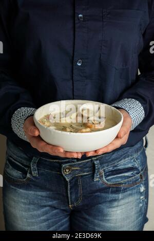 zuppa di vongole con gamberi e patate Foto Stock