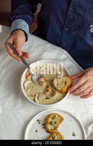zuppa di vongole con gamberi e patate Foto Stock