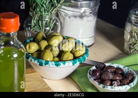 due ciotole chiamate "lemmo" con olive bianche e nere Foto Stock