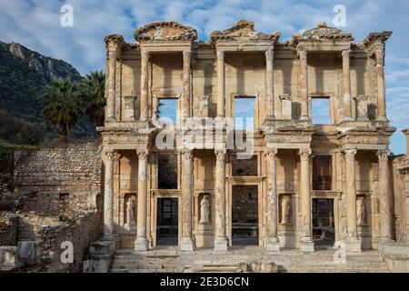 Davanti alla Biblioteca Celso a Efeso Foto Stock