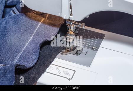Macchina da cucire piede su tessuto denim processo di overcasting Foto Stock
