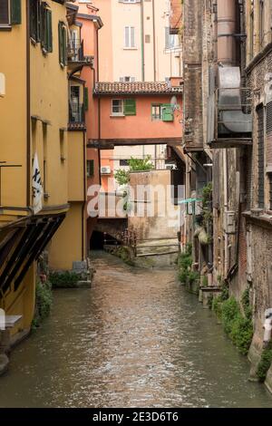 La piccola Venezia e il canale Reno a Bologna An vecchio canale attraverso il centro della città con medievale edifici Foto Stock