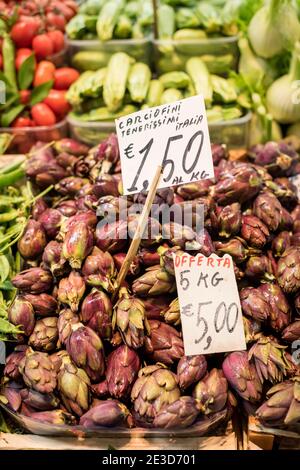 Carciofi a globo in vendita su uno stand di mercato nel Mercato alimentare a Bologna Italia Foto Stock