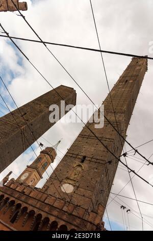 Una vista sulle due torri di Bologna Italia, la Torre Asinelli e la Torre Garsenda con le antiche torri pendenti. Foto Stock