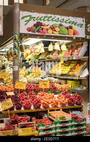 Una bancarella di frutta e verdura o fruttivendolo sul mercato alimentare di Bologna Italia, Foto Stock