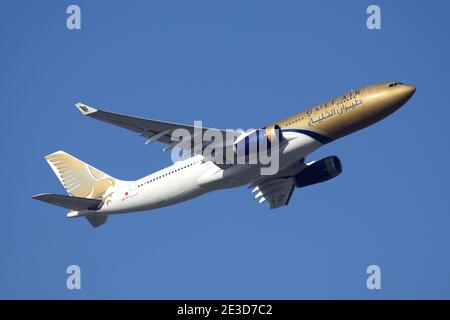 Gulf Air Airbus A330-200 con registrazione A9C-KF Airborne all'aeroporto di Francoforte. Foto Stock