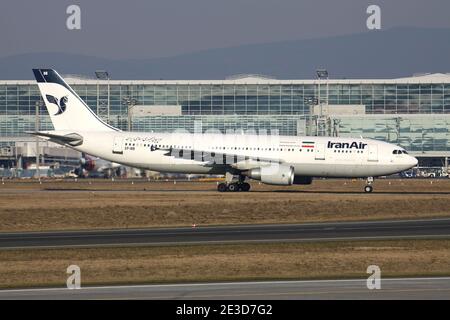 Iran Air Airbus A300-600 con registrazione EP-IBB sulla Taxiway all'aeroporto di Francoforte. Foto Stock