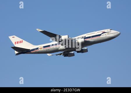 Thai Airways Boeing 747-400 con registrazione HS-TGP in livrea retrò in aereo all'aeroporto di Francoforte. Foto Stock