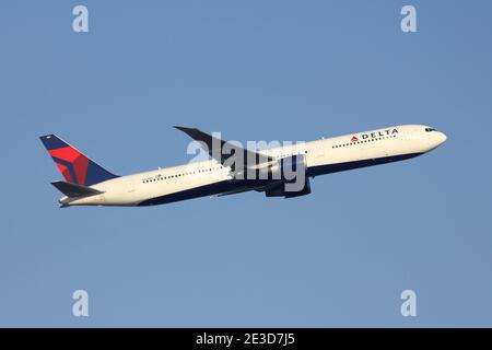 Delta Airlines Boeing 767-400 con registrazione N831MH Airborne all'aeroporto di Francoforte. Foto Stock