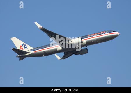 American Airlines Boeing 767-300 con registrazione N39356 Airborne all'aeroporto di Francoforte. Foto Stock