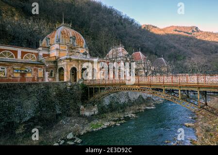 Rovine abbandonate di un vecchio complesso termale ancora in piedi dopo più di 100 anni. Phot preso il 9 febbraio 2020 nella città di Baile Herculane, Romania. Foto Stock