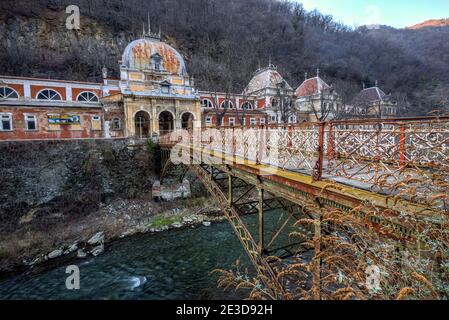 Rovine abbandonate di un vecchio complesso termale ancora in piedi dopo più di 100 anni. Phot preso il 9 febbraio 2020 nella città di Baile Herculane, Romania. Foto Stock