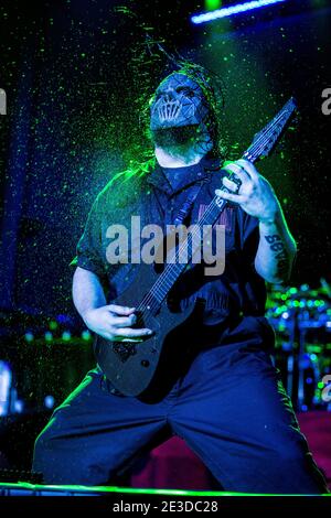 Esbjerg, Danimarca. 21 gennaio 2016. La band heavy metal americana Slipknot esegue un concerto dal vivo al Blue Water Dokken di Esbjerg. Qui il chitarrista Mick Thomson è visto dal vivo sul palco. (Foto: Gonzales Photo - Lasse Lagoni). Foto Stock