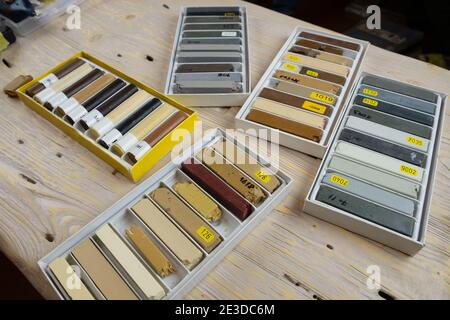 un set di matita di cera per il restauro del legno primo piano delle superfici Foto Stock