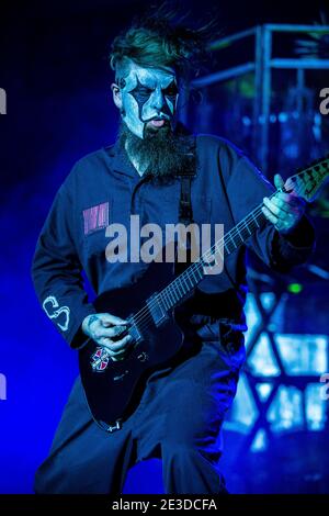 Esbjerg, Danimarca. 21 gennaio 2016. La band heavy metal americana Slipknot esegue un concerto dal vivo al Blue Water Dokken di Esbjerg. Qui il chitarrista Jim Root è visto dal vivo sul palco. (Foto: Gonzales Photo - Lasse Lagoni). Foto Stock