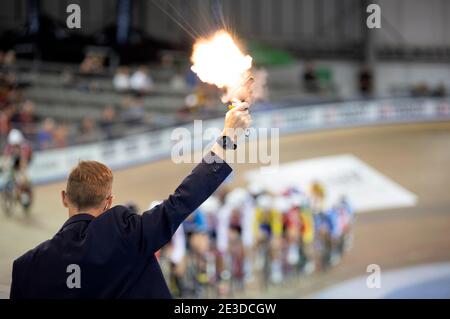 UCI ufficiale lancia la pistola per l’inizio della gara a punti femminile, Coppa del mondo di ciclismo su pista UCI, Milton, Ontario, 26 gennaio 2020 Foto Stock