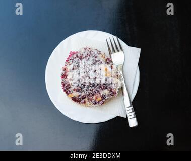 Aprire la torta porzionata dolce con le bacche rosse. Delizioso dessert su un piatto Foto Stock