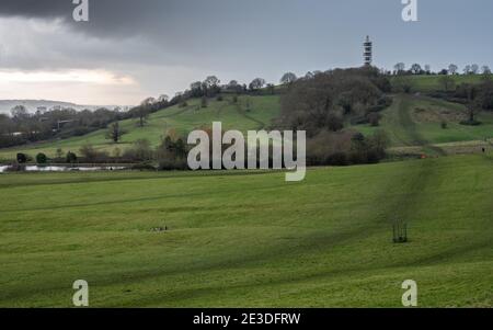 Una tempesta di pioggia passa sopra la torre del trasmettitore di Purdown a Stoke Park, nel nord di Bristol. Foto Stock