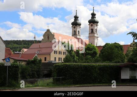 GERMANIA, ZWIEFALTEN, 02 GIUGNO 2018: Vista dal parcheggio all'abbazia di Zwiefalten Foto Stock