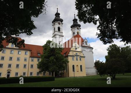 GERMANIA, ZWIEFALTEN, 02 GIUGNO 2018: Vista dal Klosterpark all'Abbazia di Zwiefalten Foto Stock