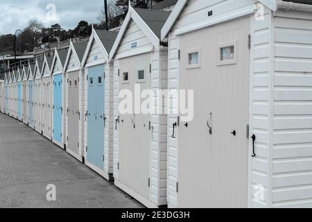 Colorsplash di una fila di cabine sulla spiaggia, a Lyme Regis nel Dorset. Foto Stock