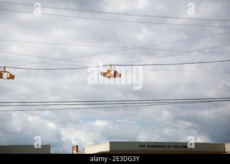 Luce gialla lampeggiante di avvertimento contro un pericoloso cielo grigio Foto Stock