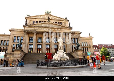 GERMANIA, BERLINO, GENDARMENMARKT - 08 GIUGNO 2018: Konzerthaus e Schiller Monument su Gendarmenmarkt a Berlino Foto Stock