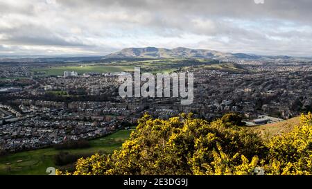 Il sole splende sulle colline Pentland e a sud di Edimburgo durante una parziale eclissi nel marzo 2015. Foto Stock