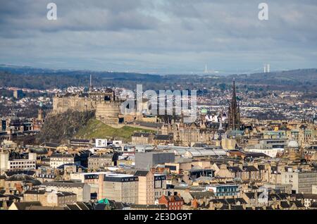 Il sole splende del Castello di Edimburgo, della Città Vecchia e di Southside, con il Firth of Forth in lontananza, visto da Arthur's Seat. Foto Stock