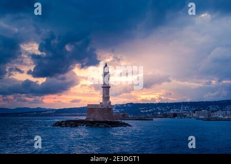 Il paesaggio tempestoso del tramonto al Porto Vecchio della città di Chania, nell'isola di Creta, Grecia, Europa Foto Stock