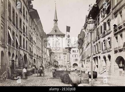 Fotografia d'epoca del XIX secolo: La Zytglogge è una torre medievale di riferimento a Berna, Svizzera. Costruito agli inizi del XIII secolo, ha servito la città come torre di guardia, prigione, torre dell'orologio, centro di vita urbana e monumento civico. Foto Stock