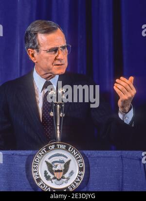 SYRACUSE, NEW YORK, USA, NOVEMBRE 1986 - il vicepresidente degli Stati Uniti George Herbert Walker Bush parla. Foto Stock