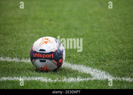 Nuovo ballon Ligue 1 Uhlsport durante il campionato francese Ligue 1 partita di calcio tra Lille OSC e Stade de Reims Su Janu / LM Foto Stock