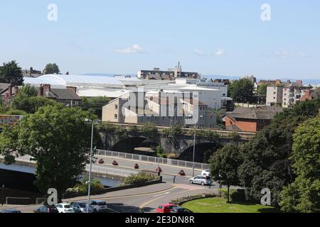 Ayr, Ayrshire, Scozia, Regno Unito. Viste della città di contea da un punto panoramico alto come lo skyline, linea del tetto del centro città, mostrando strada e ponte ferroviario attraverso il fiume ayr Foto Stock