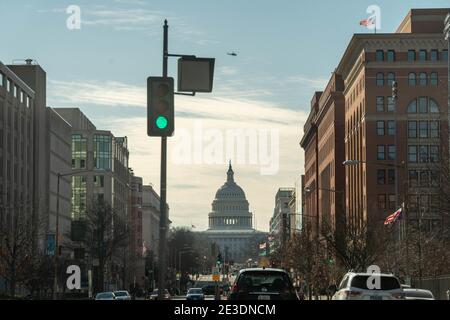 Washington, Stati Uniti. 18 gennaio 2021. Un elicottero vola sopra il Campidoglio degli Stati Uniti mentre va in blocco a causa di una minaccia durante la prova di vestito per l'inaugurazione del presidente eletto Joe Biden a Washington, DC Lunedi, 18 gennaio 2021. La sicurezza è ancora più rigida, dati i recenti eventi in cui i MAGA pro-Trump hanno violato il perimetro della sicurezza e sono penetrati nel Campidoglio degli Stati Uniti il 6 gennaio. Foto di Ken Cedeno/UPI Credit: UPI/Alamy Live News Foto Stock