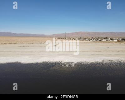 Vista aerea di Bombay Beach e del paesaggio del Mar di Salton della California meridionale, Stati Uniti. Salton Sea endorheic Rift Lake. Foto Stock