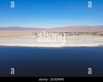 Vista aerea di Bombay Beach e del paesaggio del Mar di Salton della California meridionale, Stati Uniti. Salton Sea endorheic Rift Lake. Foto Stock