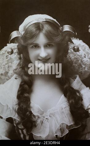 La notevole attrice e cantante inglese edoardiano Nina Sevening (1885–1958), tratta da una cartolina fotografica dell'epoca. Foto Stock