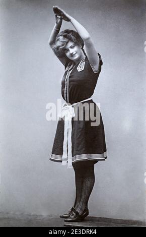 Il notevole palco edoardiano inglese, e più tardi film muto, attrice Ethel Oliver (circa 1903-1933) indossando un costume da bagno del periodo, tratto da una cartolina fotografica dell'epoca. Foto Stock