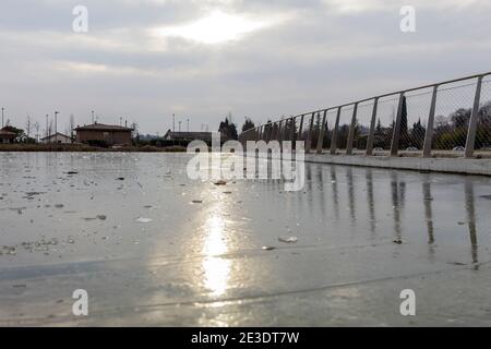 Lago ghiacciato nel parco di amicizia dei popoli in Costermano sul Garda Foto Stock