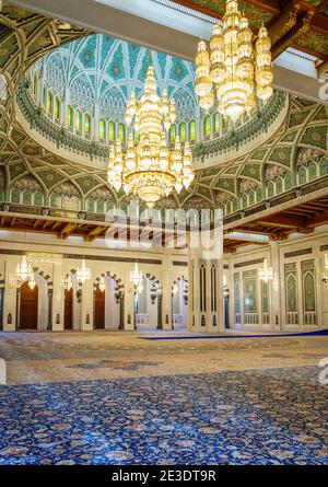 Mascate, Oman, 3 dicembre 2016: Sala di preghiera principale della Grande Moschea del Sultano Qaboos a Mascate, Oman Foto Stock