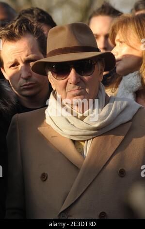 Il cantante francese Charles Aznavour rende omaggio allo stilista Ted Lapidus durante i suoi funerali al cimitero di Pere Lachaise a Parigi, in Francia, il 02 gennaio 2009. Ted Lapidus morì il 29 dicembre all'età di 79 anni in un ospedale di Cannes sulla Rivera Francese. Foto di Giancarlo Gorassini/ABACAPRESS.COM Foto Stock