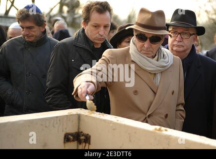 Il cantante francese Charles Aznavour rende omaggio allo stilista Ted Lapidus durante i suoi funerali al cimitero di Pere Lachaise a Parigi, in Francia, il 02 gennaio 2009. Ted Lapidus morì il 29 dicembre all'età di 79 anni in un ospedale di Cannes sulla Rivera Francese. Foto di Giancarlo Gorassini/ABACAPRESS.COM Foto Stock