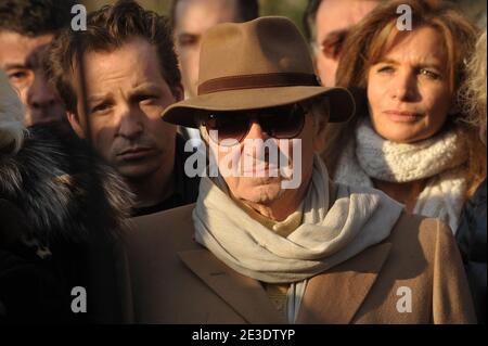 Il cantante francese Charles Aznavour rende omaggio allo stilista Ted Lapidus durante i suoi funerali al cimitero di Pere Lachaise a Parigi, in Francia, il 02 gennaio 2009. Ted Lapidus morì il 29 dicembre all'età di 79 anni in un ospedale di Cannes sulla Rivera Francese. Foto di Giancarlo Gorassini/ABACAPRESS.COM Foto Stock