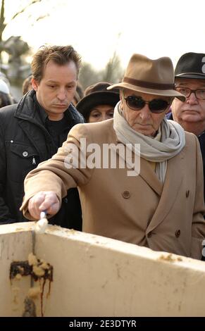 Il cantante francese Charles Aznavour rende omaggio allo stilista Ted Lapidus durante i suoi funerali al cimitero di Pere Lachaise a Parigi, in Francia, il 02 gennaio 2009. Ted Lapidus morì il 29 dicembre all'età di 79 anni in un ospedale di Cannes sulla Rivera Francese. Foto di Giancarlo Gorassini/ABACAPRESS.COM Foto Stock