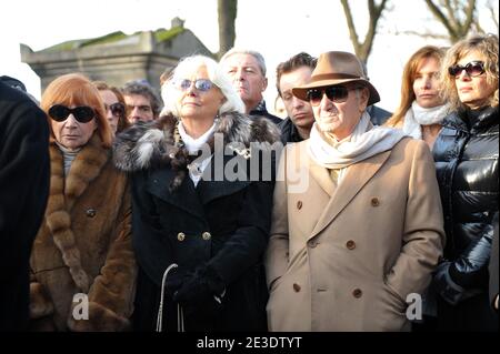Il cantante francese Charles Aznavour rende omaggio allo stilista Ted Lapidus durante i suoi funerali al cimitero di Pere Lachaise a Parigi, in Francia, il 02 gennaio 2009. Ted Lapidus morì il 29 dicembre all'età di 79 anni in un ospedale di Cannes sulla Rivera Francese. Foto di Giancarlo Gorassini/ABACAPRESS.COM Foto Stock